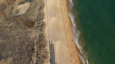 Deniz ve kumlu sahil Algarve, Avrupa, Portekiz, Algarve 'de, Albufeira' ya doğru, güneşli bir günde..