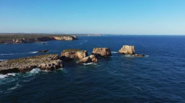 Yazın güneşli bir günde Albufeira 'ya doğru Sagres, Avrupa, Portekiz, Algarve' e doğru kayalık Algarve kıyıları.