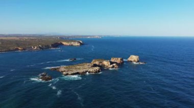 Yazın güneşli bir günde Albufeira 'ya doğru Sagres, Avrupa, Portekiz, Algarve' e doğru kayalık Algarve kıyıları.