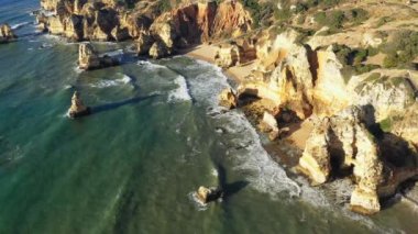 Yazın güneşli bir günde Albufeira 'ya doğru Lagos, Avrupa, Portekiz' e doğru kayalık Algarve kıyı şeridi.