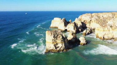 Yazın güneşli bir günde Albufeira 'ya doğru Lagos, Avrupa, Portekiz' e doğru kayalık Algarve kıyı şeridi.