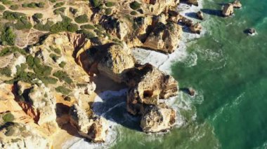 Yazın güneşli bir günde Albufeira 'ya doğru Lagos, Avrupa, Portekiz' e doğru kayalık Algarve kıyı şeridi.