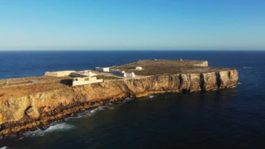 Kayalıkların tepesindeki Sagres Kalesi, Avrupa, Portekiz, Algarve, güneşli bir yaz gününde Albufeira 'ya doğru.