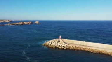 Sagres Limanı, Avrupa, Portekiz, Algarve, Albufeira 'ya doğru, güneşli bir yaz gününde.