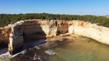 Yazın güneşli bir günde Algar de Benagil, Avrupa, Portekiz, Algarve, Albufeira 'ya doğru kaya oluşumu.
