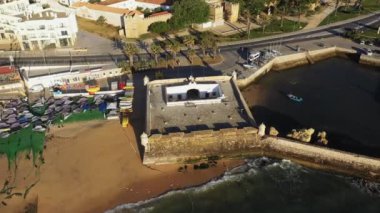Lagos şehir merkezi ve tahkimatları, Avrupa 'da, Portekiz' de, Algarve 'de, yazın, güneşli bir günde, Albufeira' ya doğru.