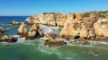 Yazın Albufeira, Avrupa, Portekiz, Algarve 'ye doğru Algarve kıyısındaki zengin uçurumlar güneşli bir günde.