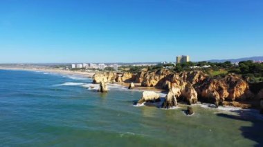 Yazın Albufeira, Avrupa, Portekiz, Algarve 'ye doğru Algarve kıyısındaki zengin uçurumlar güneşli bir günde.