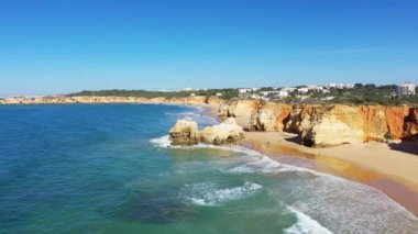 Yazın Albufeira, Avrupa, Portekiz, Algarve 'ye doğru Algarve kıyısındaki zengin uçurumlar güneşli bir günde.