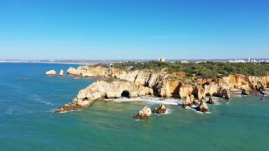Yazın Albufeira, Avrupa, Portekiz, Algarve 'ye doğru Algarve kıyısındaki zengin uçurumlar güneşli bir günde.