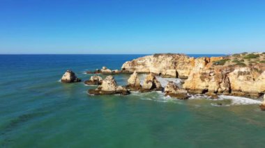Yazın Albufeira, Avrupa, Portekiz, Algarve 'ye doğru Algarve kıyısındaki zengin uçurumlar güneşli bir günde.