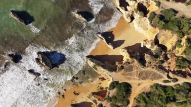 Yazın Albufeira, Avrupa, Portekiz, Algarve 'ye doğru Algarve kıyısındaki zengin uçurumlar güneşli bir günde.