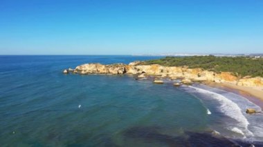 Yazın Albufeira, Avrupa, Portekiz, Algarve 'ye doğru Algarve kıyısındaki zengin uçurumlar güneşli bir günde.