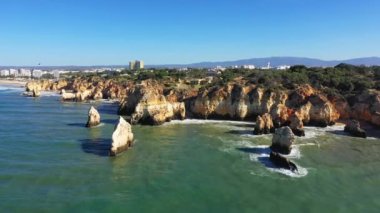 Yazın Albufeira, Avrupa, Portekiz, Algarve 'ye doğru Algarve kıyısındaki zengin uçurumlar güneşli bir günde.
