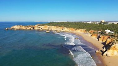 Yazın Albufeira, Avrupa, Portekiz, Algarve 'ye doğru Algarve kıyısındaki zengin uçurumlar güneşli bir günde.