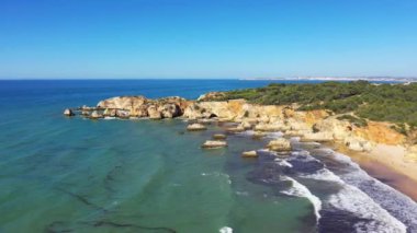 Yazın Albufeira, Avrupa, Portekiz, Algarve 'ye doğru Algarve kıyısındaki zengin uçurumlar güneşli bir günde.