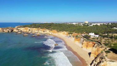 Yazın Albufeira, Avrupa, Portekiz, Algarve 'ye doğru Algarve kıyısındaki zengin uçurumlar güneşli bir günde.
