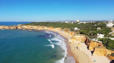 Yazın Albufeira, Avrupa, Portekiz, Algarve 'ye doğru Algarve kıyısındaki zengin uçurumlar güneşli bir günde.