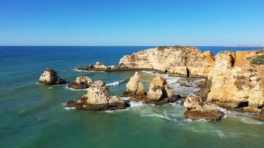 Yazın Albufeira, Avrupa, Portekiz, Algarve 'ye doğru Algarve kıyısındaki zengin uçurumlar güneşli bir günde.