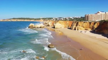 Yazın Albufeira, Avrupa, Portekiz, Algarve 'ye doğru Algarve kıyısındaki zengin uçurumlar güneşli bir günde.