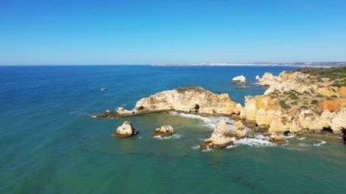 Yazın Albufeira, Avrupa, Portekiz, Algarve 'ye doğru Algarve kıyısındaki zengin uçurumlar güneşli bir günde.