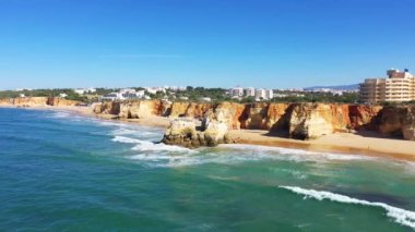 Yazın Albufeira, Avrupa, Portekiz, Algarve 'ye doğru Algarve kıyısındaki zengin uçurumlar güneşli bir günde.