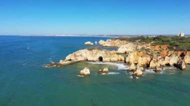 Yazın Albufeira, Avrupa, Portekiz, Algarve 'ye doğru Algarve kıyısındaki zengin uçurumlar güneşli bir günde.