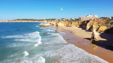 Yazın Albufeira, Avrupa, Portekiz, Algarve 'ye doğru Algarve kıyısındaki zengin uçurumlar güneşli bir günde.