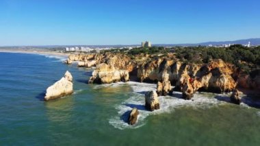 Yazın Albufeira, Avrupa, Portekiz, Algarve 'ye doğru Algarve kıyısındaki zengin uçurumlar güneşli bir günde.