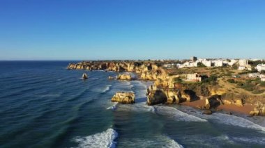 Yazın güneşli bir günde Albufeira 'ya doğru Algarve kıyısındaki Lagos, Avrupa, Portekiz, Algarve' ye doğru zengin uçurumlar.