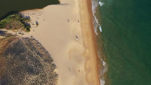 Θάλασσα Και Αμμώδης Παραλία Δίπλα Στον Ωκεανό Στο Algarve Ευρώπη — Αρχείο Βίντεο