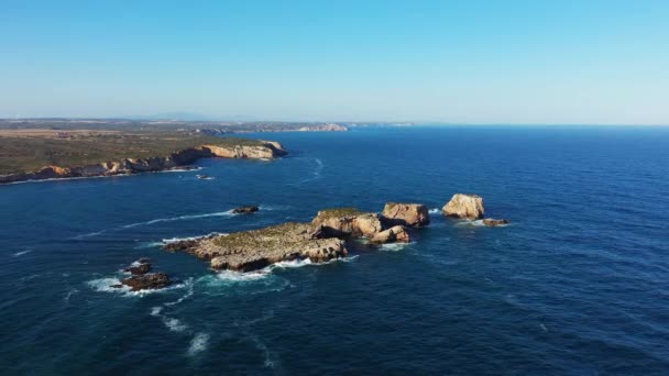 在阳光灿烂的夏天 阿尔加维的岩石海岸线通向萨加尔 葡萄牙 阿尔布费拉 — 图库视频影像