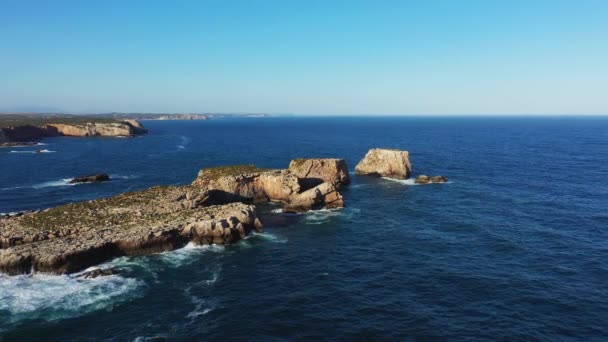 在阳光灿烂的夏天 阿尔加维的岩石海岸线通向萨加尔 葡萄牙 阿尔布费拉 — 图库视频影像