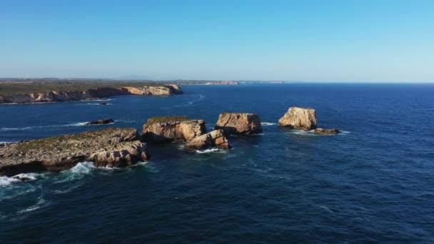 포르투갈 세레스를 바위로 뒤덮인 알가르베 부페라를향해 여름에 — 비디오