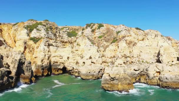 ラゴス ヨーロッパ ポルトガル アルガルヴェに向かって岩の多いアルガルヴェ海岸線は 晴れた日に夏にアルブフェイラに向かって — ストック動画