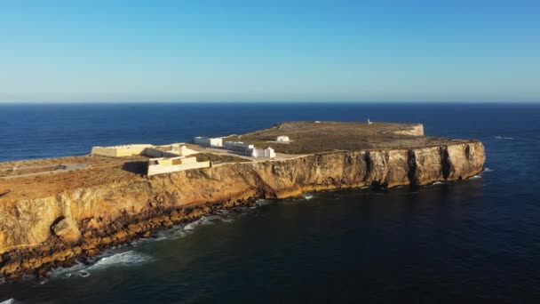 崖の上のサグレスの砦 ヨーロッパ ポルトガル アルガルヴェ アルブフェイラへ 晴れた日に夏に — ストック動画