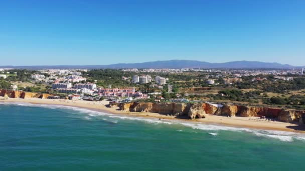 Kayalıkların Okyanusun Kıyısındaki Albufeira Şehri Avrupa Portekiz Algarve Yazın Güneşli — Stok video