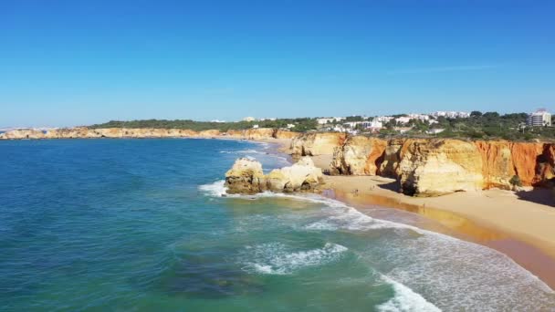 Los Ricos Acantilados Costa Del Algarve Hacia Albufeira Europa Portugal — Vídeo de stock