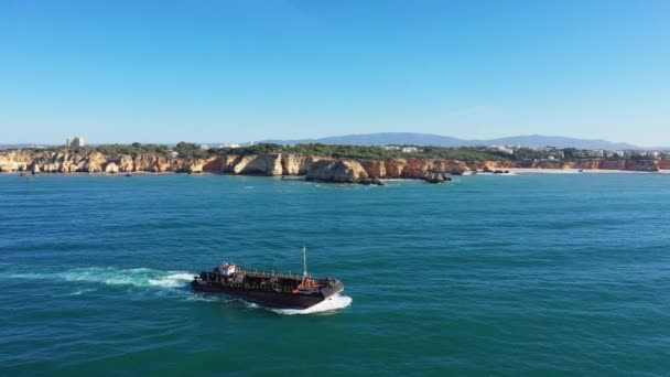 在阳光明媚的夏天 阿尔加夫海岸通往阿尔布菲拉 葡萄牙 阿尔加夫 通往阿尔布菲拉的富饶悬崖 — 图库视频影像