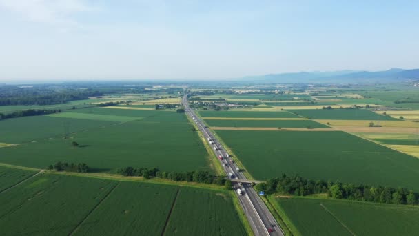 Vrachtwagens Auto Rijden Snelwegen Tussen Wijngaarden Gerstevelden Europa Frankrijk Elzas — Stockvideo