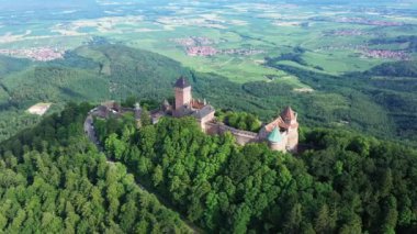 Ormandaki Haut-Koenigsbourg Kalesi ve Avrupa, Fransa, Alsace, Bas Rhin 'deki yeşil kırsal bölgeler, yazın güneşli bir günde Strasbourg' a doğru..
