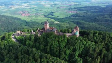 Ormandaki Haut-Koenigsbourg Kalesi ve Avrupa, Fransa, Alsace, Bas Rhin 'deki yeşil kırsal bölgeler, yazın güneşli bir günde Strasbourg' a doğru..