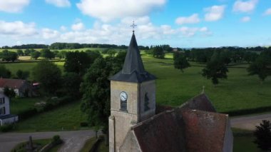 Tarlaların ve ormanların ortasında, Avrupa 'da, Fransa' da, Burgundy 'de, Nievre' de, yazın, güneşli bir günde Nevers 'e doğru geleneksel bir Fransız köyü..