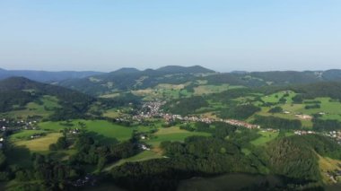 Avrupa 'da, Fransa' da, Alsace 'de, Bas Rhin' de, yaz aylarında, güneşli bir günde, orman ve dağların arasındaki yeşil Alsas kırsalında,.
