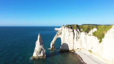 Etretat 'ın ünlü tebeşir kayalıkları ve uzun çakıl taşı plajları, Avrupa, Fransa, Normandiya, Seine Denizcilik, yazın güneşli bir günde Fecamp ve Le Havre arasında..