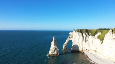 Kumlu plaj ve Avrupa, Fransa, Normandiya 'daki Omaha sahilleri Arromanches, Colleville' e doğru, güneşli bir günde.