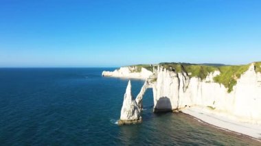 Avrupa, Fransa ve Normandiya 'da, güneşli bir günde Arromanches, Colleville' e doğru, Omaha sahilinin genel manzarası.