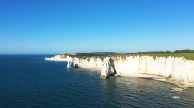 Avrupa 'da, Fransa' da, Normandiya 'da, Arromanches' a doğru, baharda, güneşli bir günde, Omaha sahilinin önündeki Kanal Denizi..