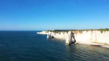 Omaha plajı, Avrupa 'da, Fransa' da, Normandiya 'da Norman kayalıklarından Arromanches' a doğru, baharda, güneşli bir günde Colleville 'de görülür..