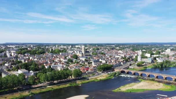 阳光灿烂的日子里 内维尔市和它在卢瓦尔 勃艮第 涅弗河岸上的桥 — 图库视频影像